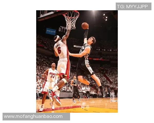 詹姆斯持球单打 转身突破打板上篮得分 詹姆斯持球单打 转身突破打板上篮得分